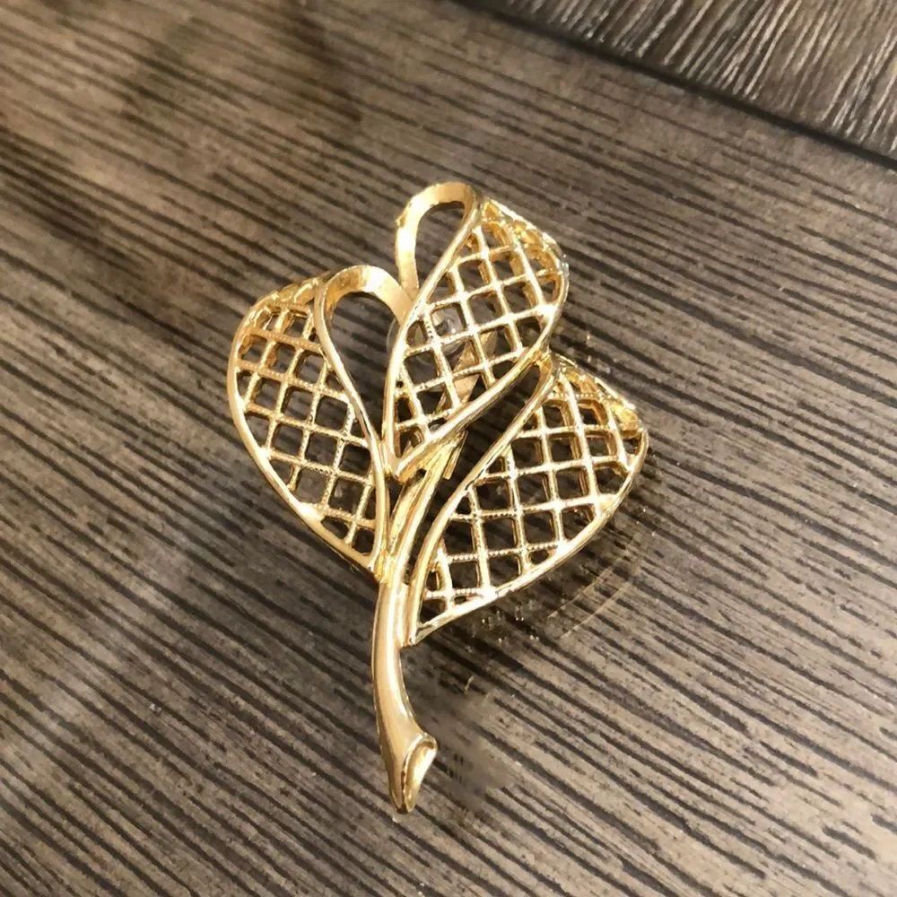 Vintage Floral Bud / Pierced Lattice Design Pin, Gold-tone